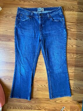 Signature Levi’s Mid-rise bootcut jeans